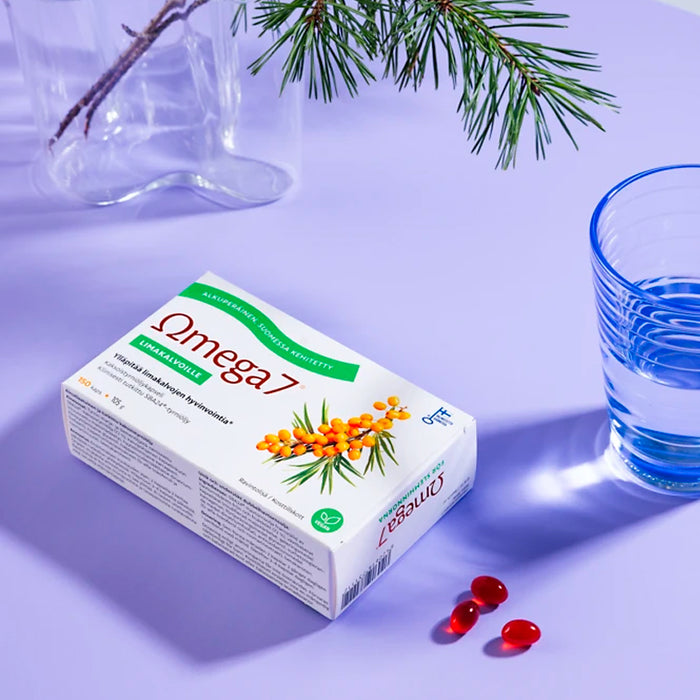 Omega7 SBA-kaksoistyrniöljykapseli hyvinvointia limakalvoille. Omega-3, -6, -7 ja -9 -rasvahappoja optimaalisessa suhteessa. SBA24®-tyrniöljyn riittävät ja vakioidut A- ja E-vitamiinitasot takaavat tuotteen toimivuuden. Kehomme valmistaa tyrniöljyn beetakaroteenista A-vitamiinia, joka ylläpitää limakalvojen ja ihon hyvinvointia. E-vitamiini suojaa soluja oksidatiiviselta stressiltä